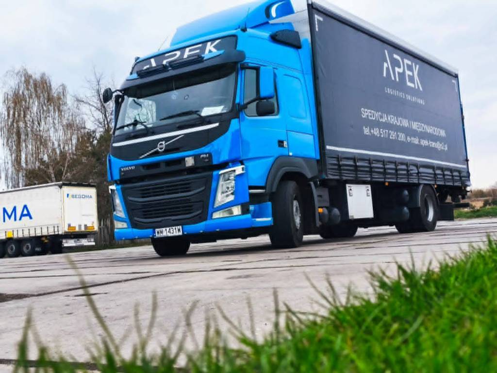 Ciężarówka APEK Logistics – transport międzynarodowy